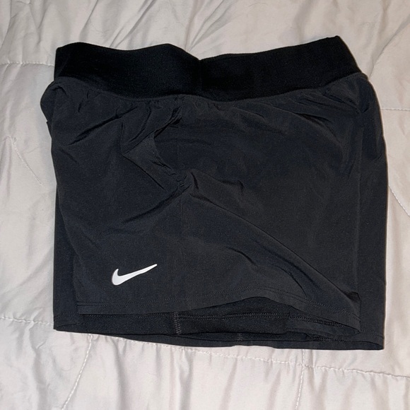 Black pockets Nike running shorts - Picture 2 of 3